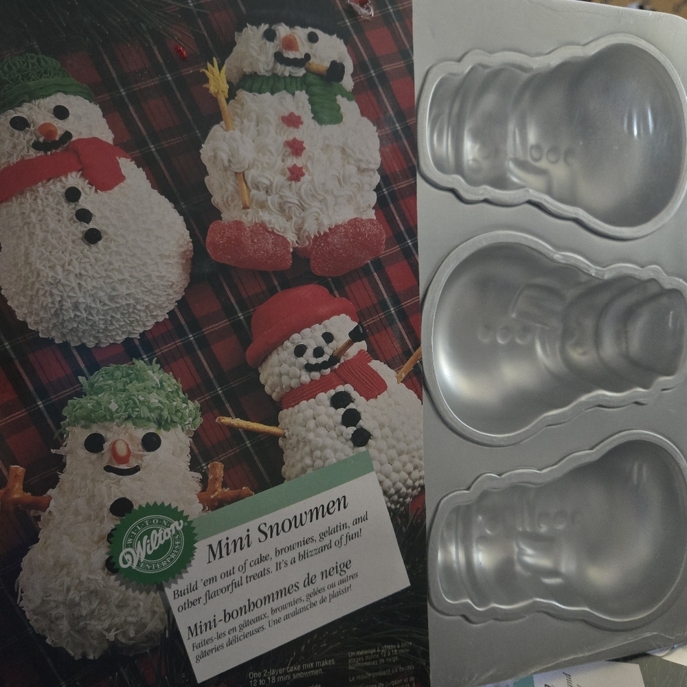 Wilton Mini Snowman cake pan, makes 6 cupcake muffin mini cake